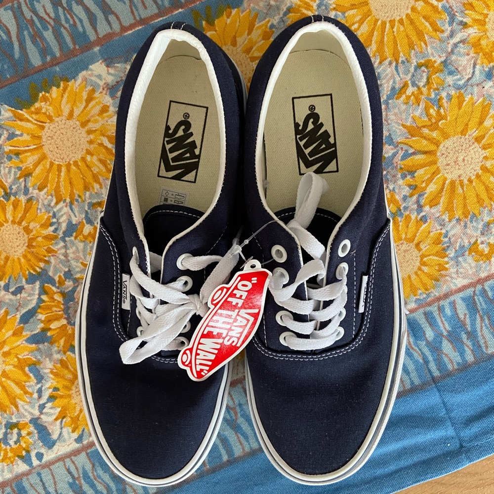 Men 7.5 Women 9 Navy Vans Sneakers New with Tag
